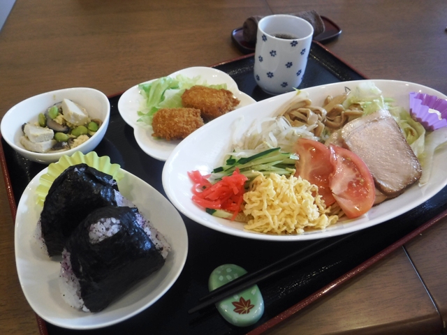 ボリューム満点ランチ_たまねぎカフェ/ご飯味噌汁おかわり自由