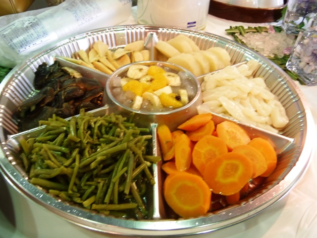 Wild vegetable food buffet style gathering／山菜料理と英語でコミュニケーション