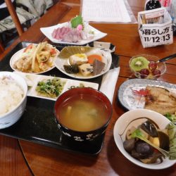 ボリューム満点！氷見市でランチ日替わり定食（コーヒー・デザート付き）・秋の川村食堂