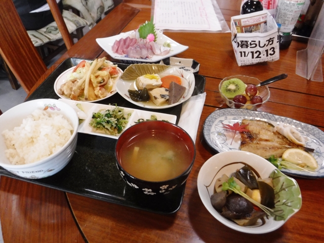 ボリューム満点！氷見市でランチ日替わり定食（コーヒー・デザート付き）・秋の川村食堂