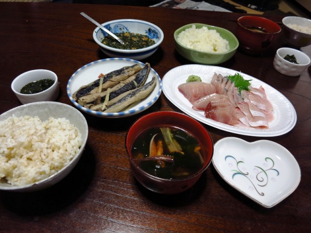 魚介づくしで５００円/食　我が家の晩御飯・格安氷見のブリ刺身と冬の魚介（鰹、烏賊、ナガラモ）／氷見のお魚屋さん