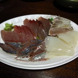 ５００円で新鮮な刺身（鯵、めじ、スルメイカ、サワラ）／朝獲れ氷見漁港の刺身盛りを安く購入する秘密