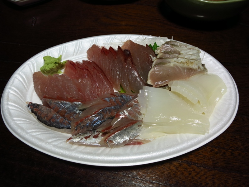５００円で新鮮な刺身（鯵、めじ、スルメイカ、サワラ）／朝獲れ氷見漁港の刺身盛りを安く購入する秘密