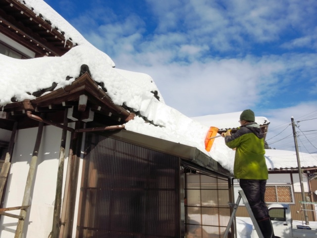 雪国で暮らす／移住ナビ・移住支援《屋根雪おろし（雪すかし）の方法》