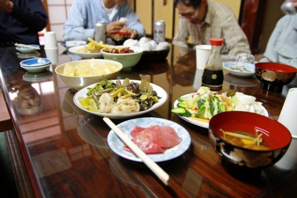 夕方、公民館にて、地域の人と一緒に料理を頂けます